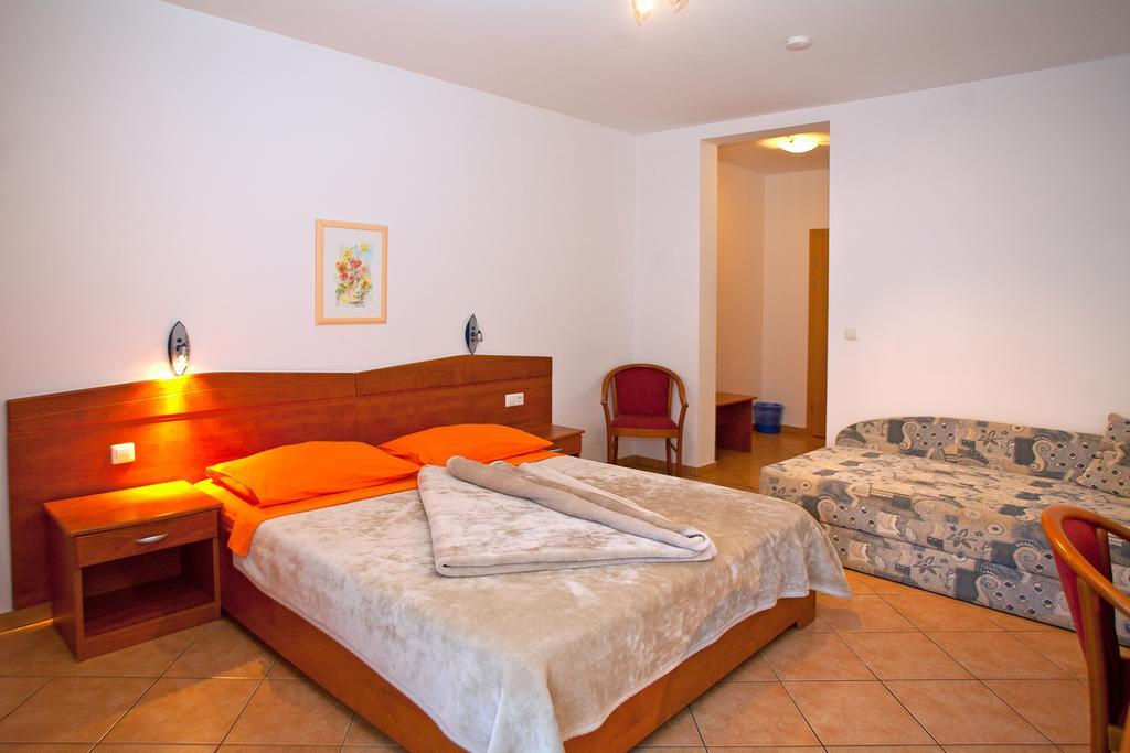 Guesthouse Villa Adria Malinska Eksteriør bilde